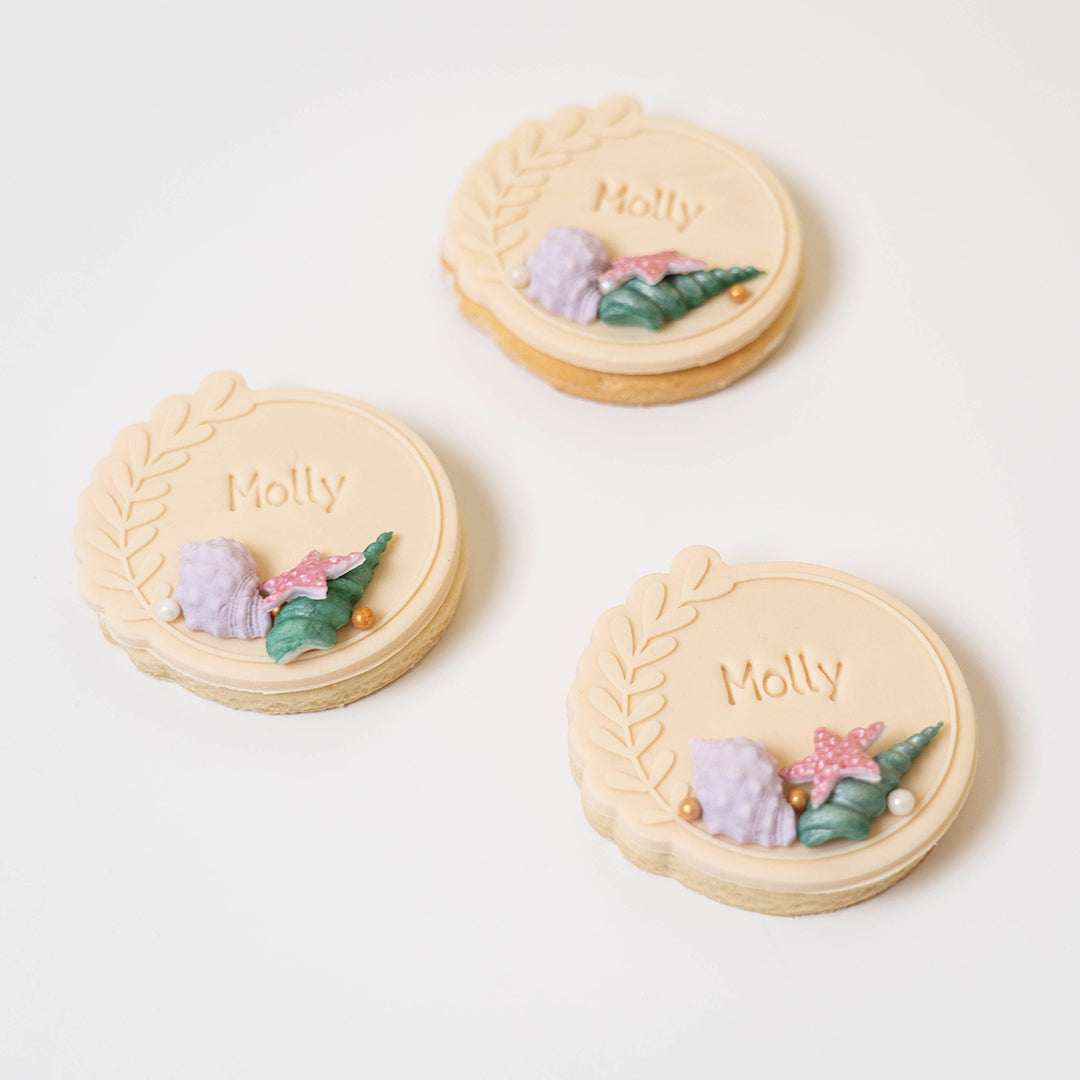 Round botanical frame with matching cutter