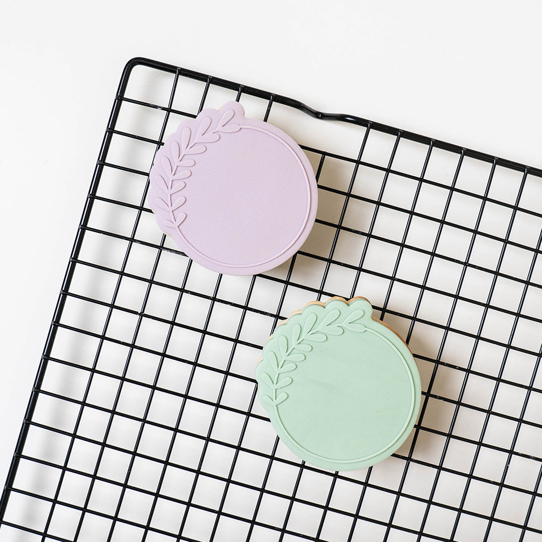 Round botanical frame with matching cutter