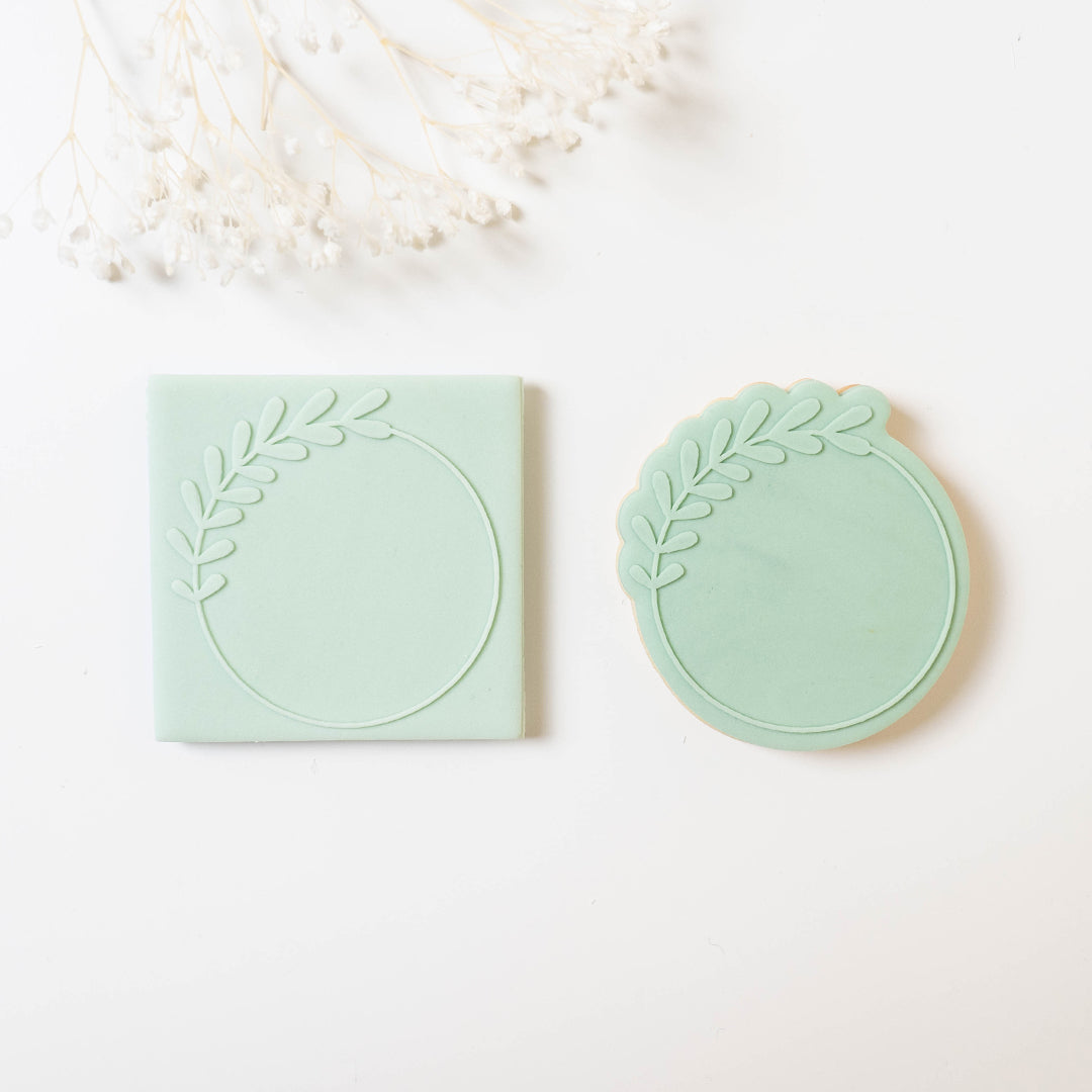 Round botanical frame with matching cutter