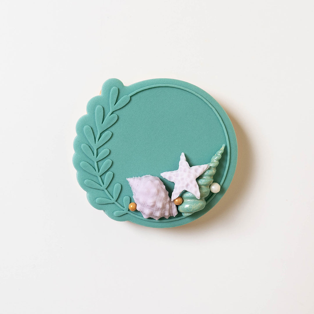 Round botanical frame with matching cutter