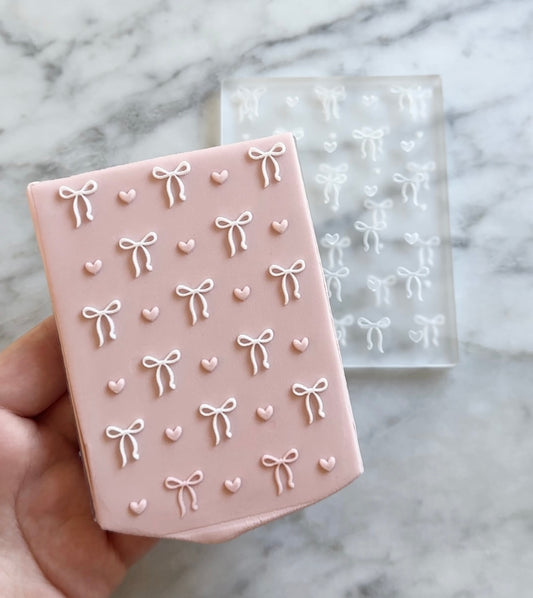 Dainty bow heart pattern